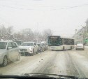 Рейсовый автобус в Южно-Сахалинске не пролез в пробку и перекрыл встречную полосу
