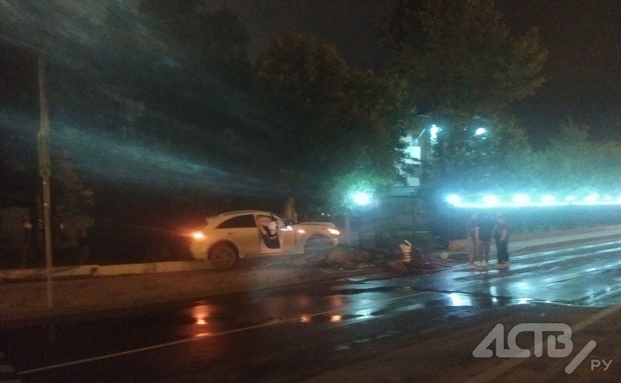 Автомобиль Infiniti на высокой скорости врезался в забор в Южно-Сахалинске