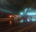 Автомобиль Infiniti на высокой скорости врезался в забор в Южно-Сахалинске