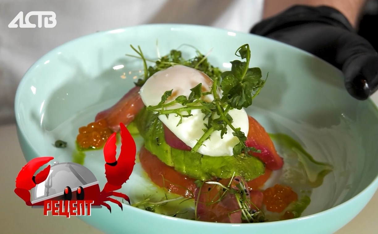 Рецепт от сахалинского шеф-повара: аппетитный лосось с яйцом пашот и запахом костерка