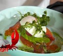 Рецепт от сахалинского шеф-повара: аппетитный лосось с яйцом пашот и запахом костерка