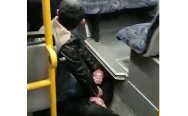 Водитель автобуса напал на южносахалинца, атаковавшего транспорт яйцом