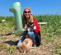 Сахалинка устроила для годовалого пса день рождения на берегу Охотского моря