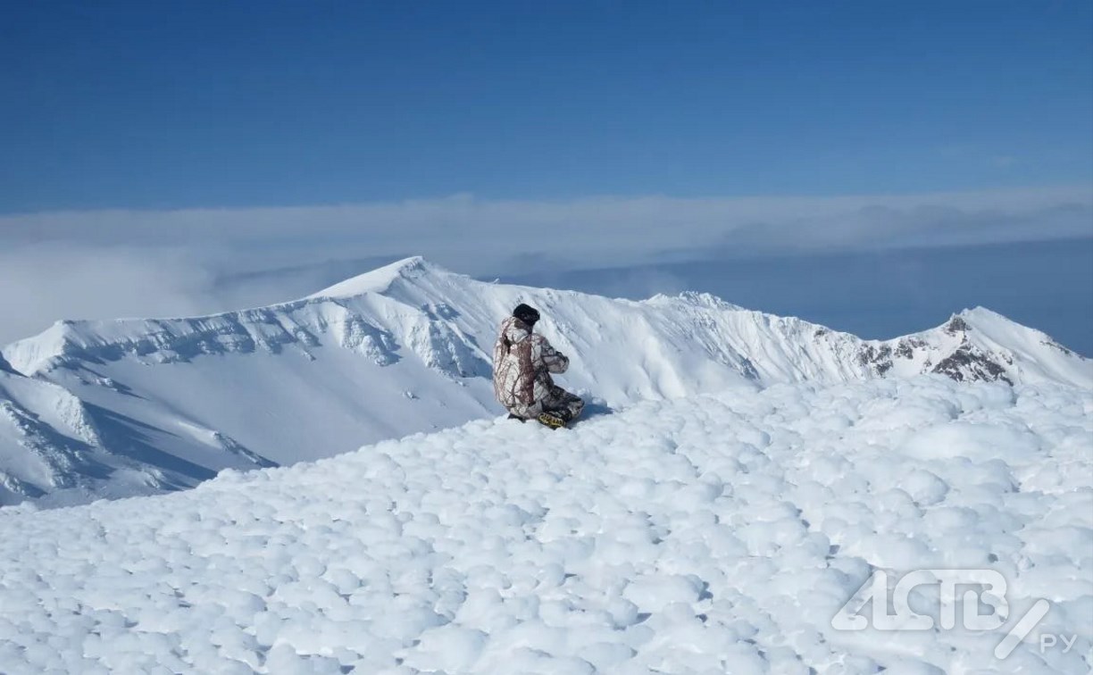 Зимние метаморфозы на курильском острове Парамушир: дышащие фумаролы и снежные "помпоны" 
