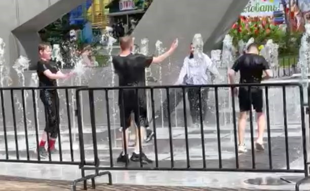 "Молодежь беспределит": в фонтане горпарка Южно-Сахалинска открыли купальный сезон