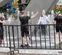 "Молодежь беспределит": в фонтане горпарка Южно-Сахалинска открыли купальный сезон 