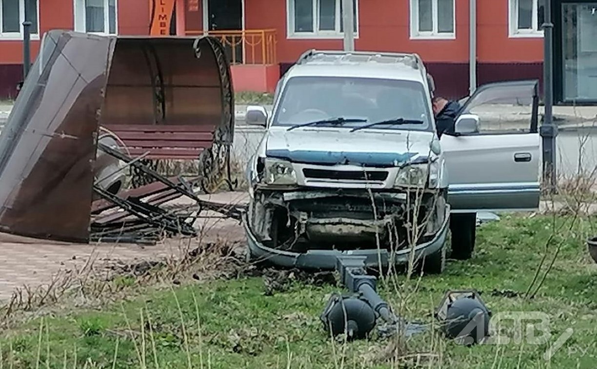 "Снес лавочку, знак, вазоны, опору": в Невельске внедорожник на скорости влетел в сквер Победы