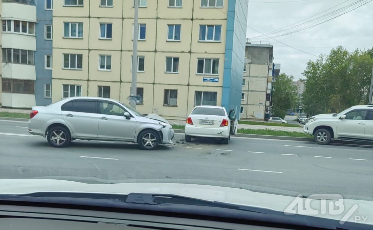 Два автомобиля столкнулись возле "Столицы" в Южно-Сахалинске