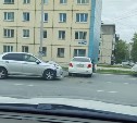 Два автомобиля столкнулись возле "Столицы" в Южно-Сахалинске