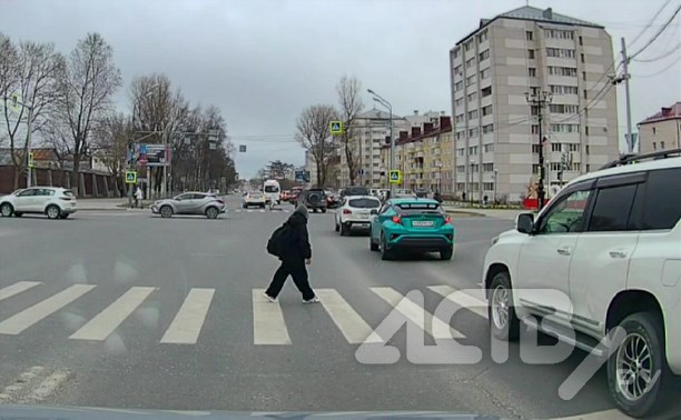 Электросамокатчик врезался в автомобиль на перекрёстке в Южно-Сахалинске