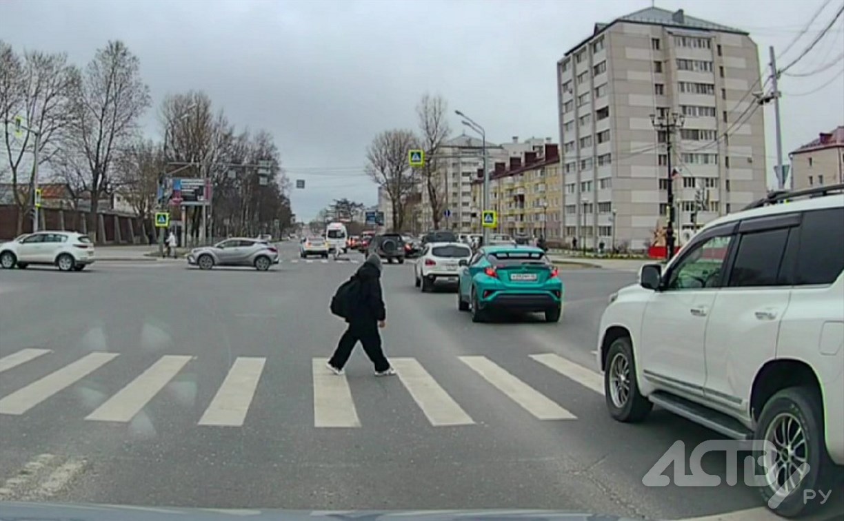Электросамокатчик врезался в автомобиль на перекрёстке в Южно-Сахалинске