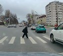 Электросамокатчик врезался в автомобиль на перекрёстке в Южно-Сахалинске