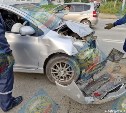 Момент столкновения авто на Железнодорожной в Южно-Сахалинске попал на камеру