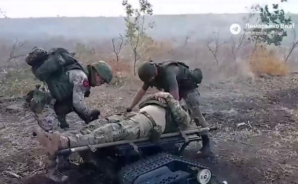 Гусеничную платформу для транспортировки раненых передали сахалинским бойцам в зону СВО