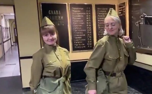 Сотрудников УМВД на Сахалине с праздником поздравили красивые девушки в военной форме