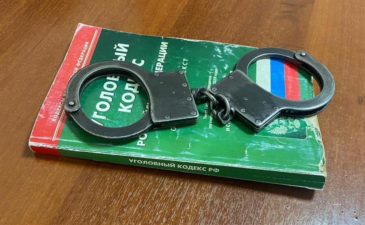 "Заковали в  наручники": буйный водитель скрылся с места ДТП и угрожал ДПС  в Южно-Сахалинске 