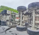 Самосвал опрокинулся и засыпал песком трассу на Сахалине