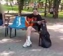 Юная сахалинка сыграла на гитаре и спела для раненых на СВО бойцов