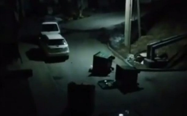 "Паранормальное" явление: мусорные баки сами по себе ночью ездят по двору в Холмске