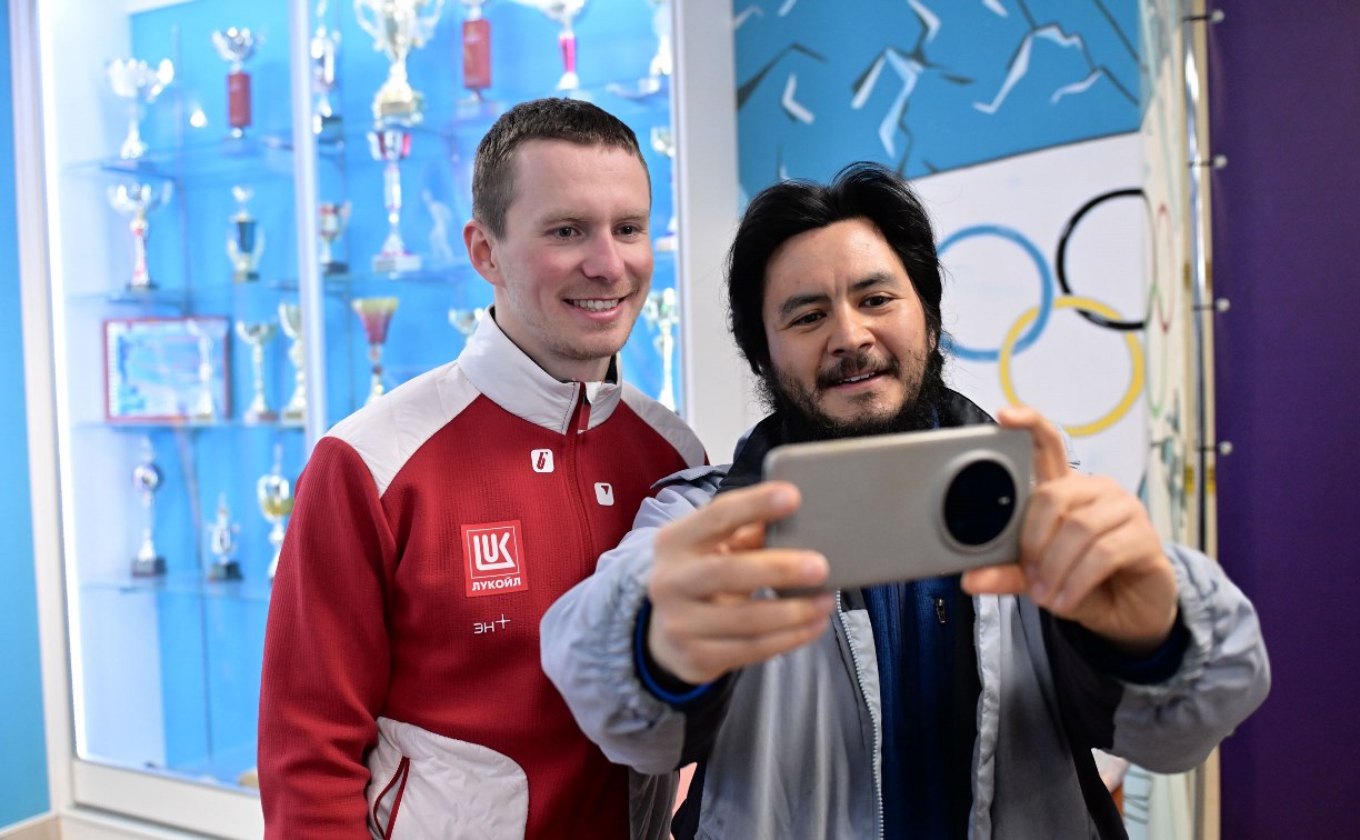 Звёзды лыжных гонок провели автограф-сессию для сахалинцев — фотоотчёт