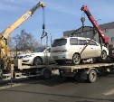 Неправильно припаркованные авто эвакуировали с трёх улиц Южно-Сахалинска