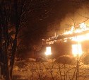 Крупный пожар в Южно-Сахалинске: один дом сгорел, пламя едва не перекинулось ещё на две постройки и авто