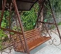 Осужденные ИК-1 сделали красивые качели для зоопарка в Южно-Сахалинске