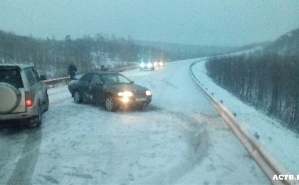 Два автомобиля столкнулись на заснеженной дороге в Макаровском районе