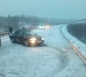 Два автомобиля столкнулись на заснеженной дороге в Макаровском районе 