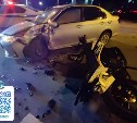 Пострадали мотоциклист и его пассажирка: сахалинская полиция ищет очевидцев ДТП в областном центре