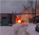 Автомобиль горел утром в Южно-Сахалинске
