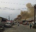Пожар на оптовой базе по улице Украинской в Южно-Сахалинске тушат уже почти два часа