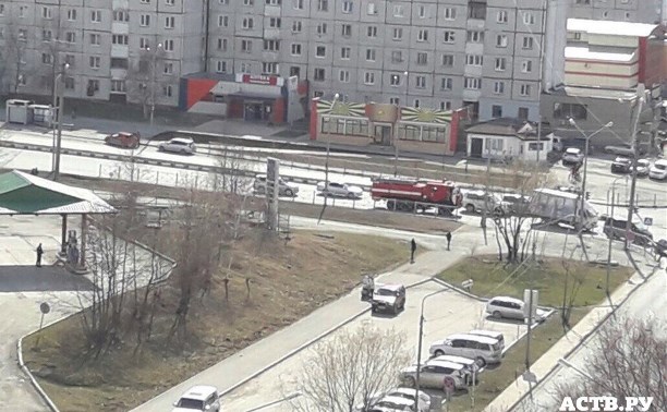 Оперативные службы оцепили перекресток в Южно-Сахалинске