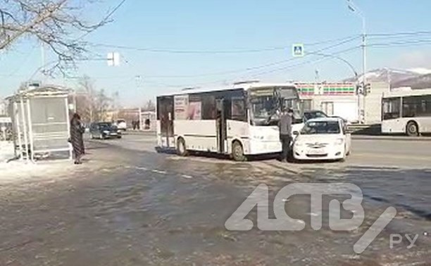 Очень странное ДТП: легковушка врезалась в автобус на остановке в Южно-Сахалинске