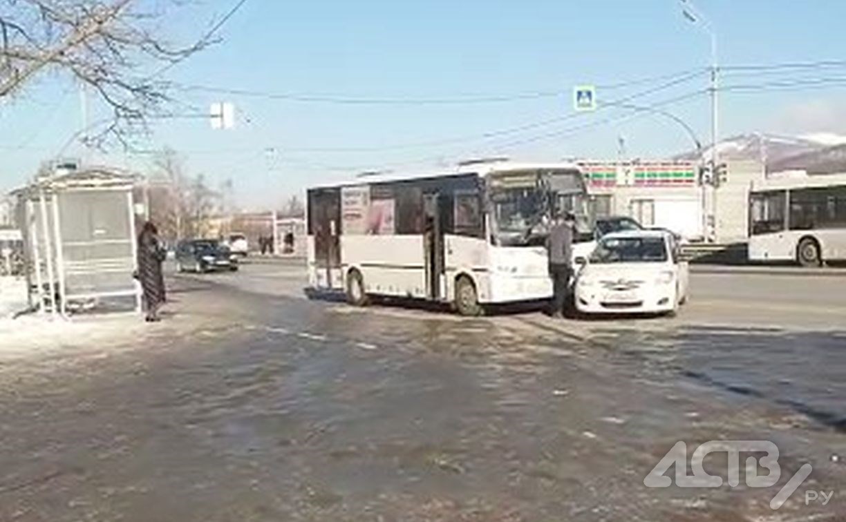 Очень странное ДТП: легковушка врезалась в автобус на остановке в Южно-Сахалинске