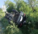Автомобиль Mitsubishi Delica опрокинулся в кювет в Корсаковском районе