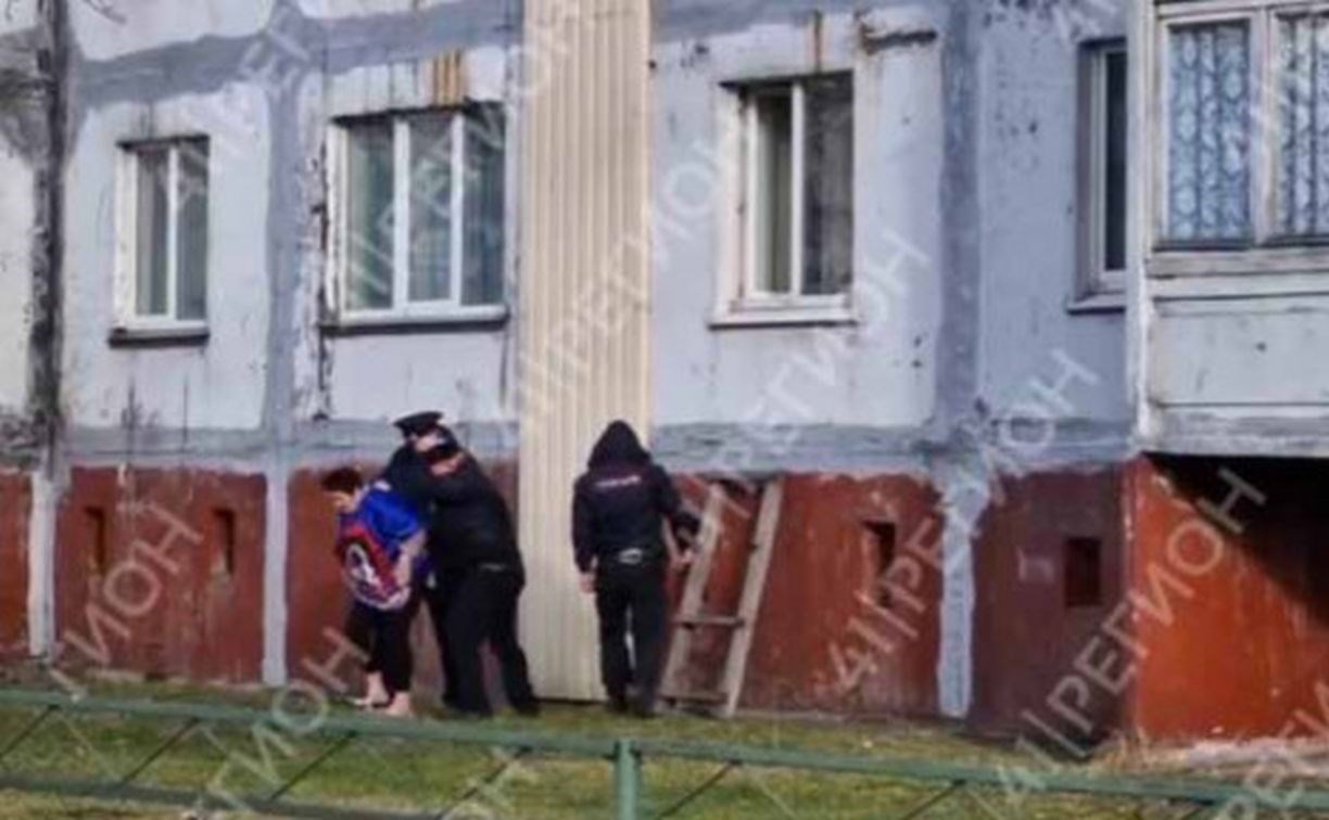 На Камчатке неадекватный мужчина взял в заложники собственную мать