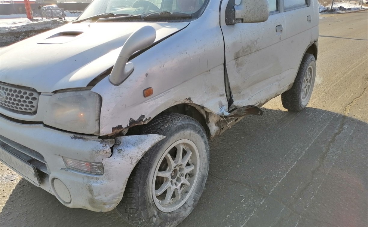 Очевидцев столкновения Toyota Camry и Daihatsu Terios ищут в Южно-Сахалинске