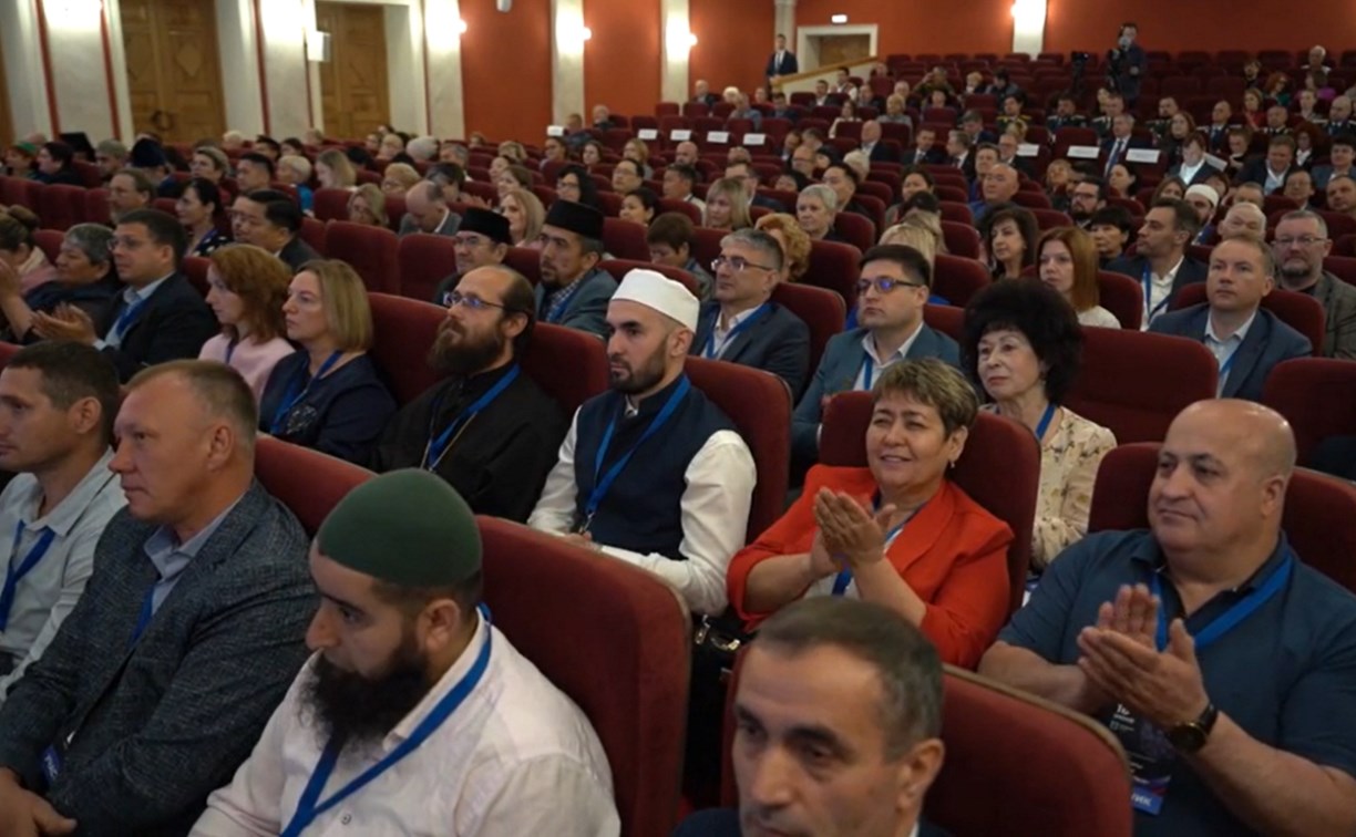 Сахалинцы приняли участие в первом окружном форуме народов ДФО