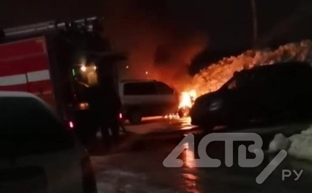 Полыхающий в Южно-Сахалинске автомобиль попал на видео