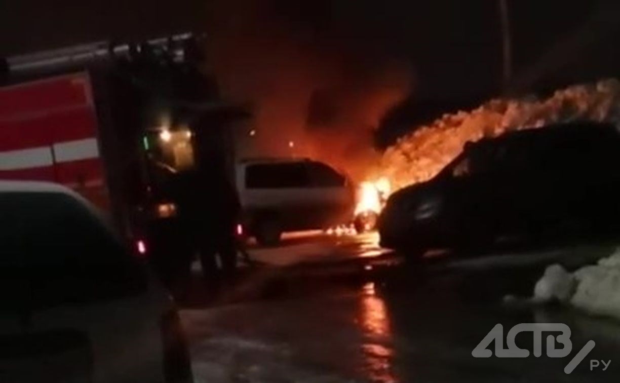 Полыхающий в Южно-Сахалинске автомобиль попал на видео