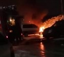 Полыхающий в Южно-Сахалинске автомобиль попал на видео