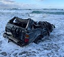 Мёртвого мужчину обнаружили на берегу Итурупа рядом с искорёженным автомобилем