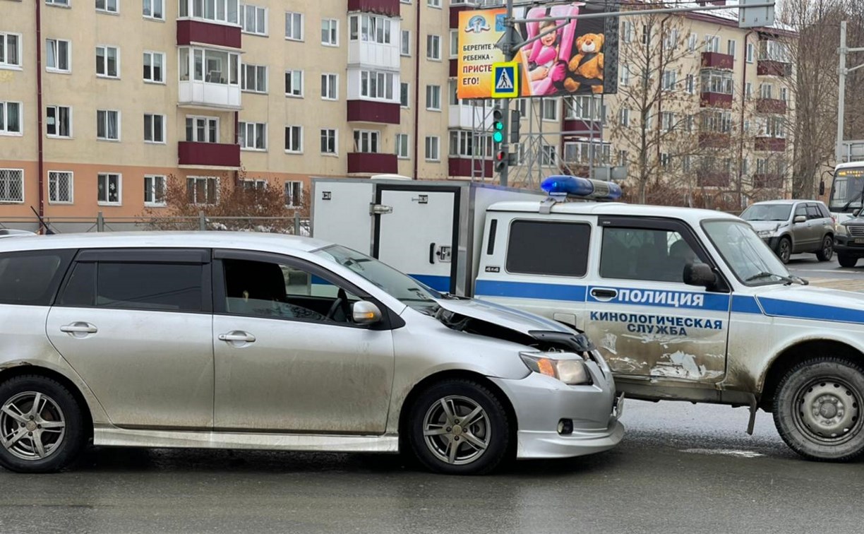 Универсал врезался в полицейский автомобиль в Южно-Сахалинске