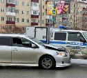 Универсал врезался в полицейский автомобиль в Южно-Сахалинске