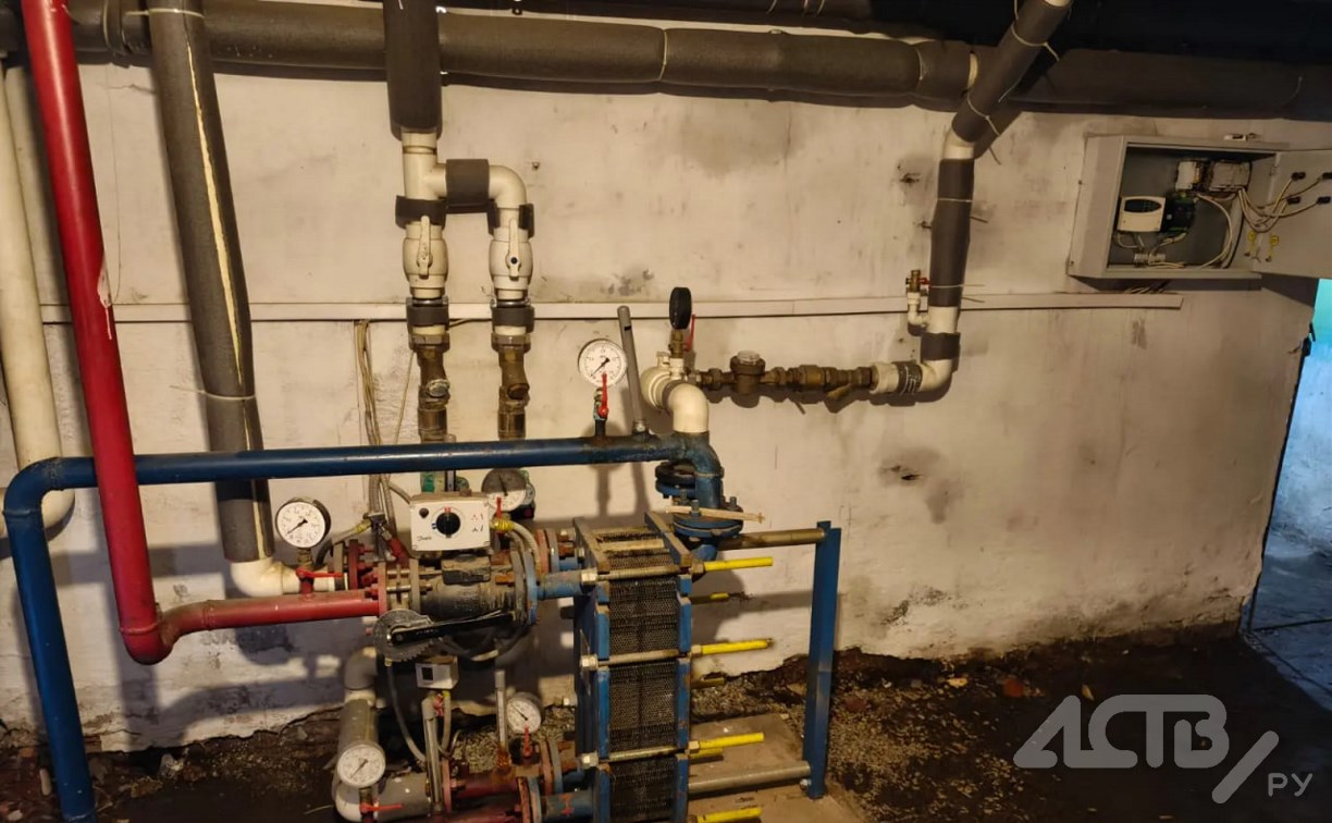 Многоэтажка на Сахалине осталась без горячей воды из-за запчасти, которой нет на Дальнем Востоке