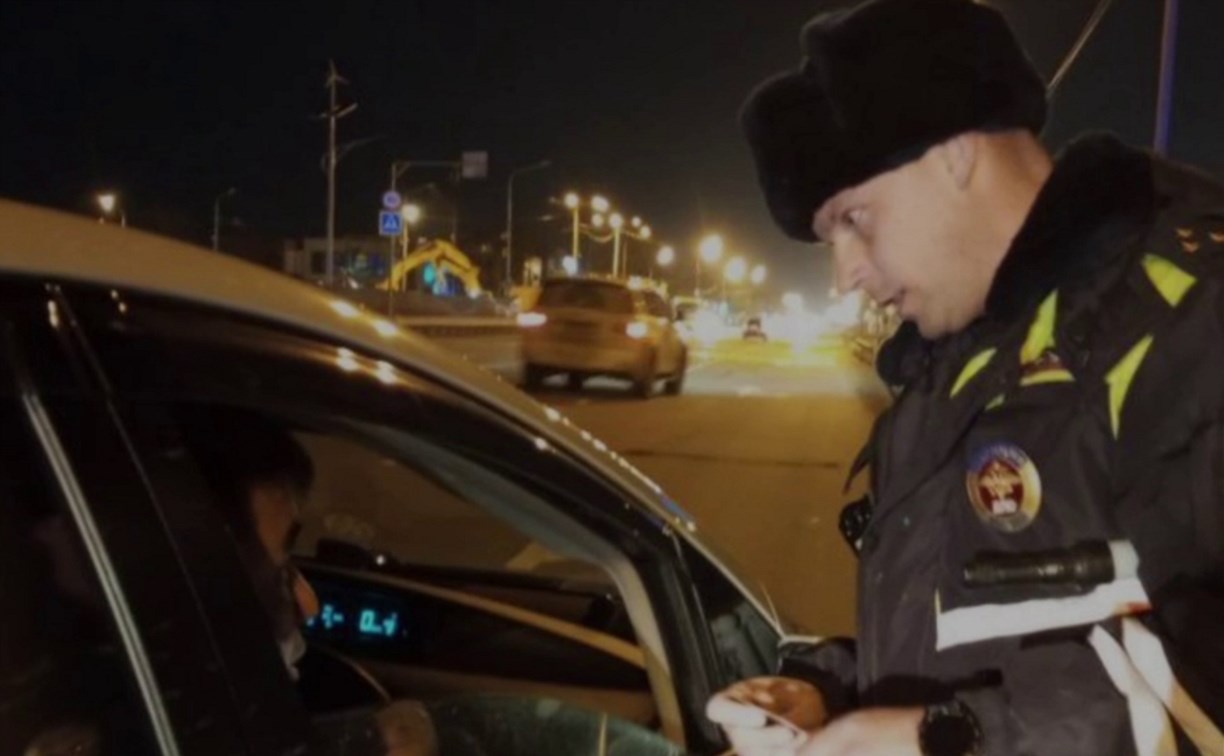 За ночь в Южно-Сахалинске поймали 20 автохамов и 7 машин увезли на штрафстоянку