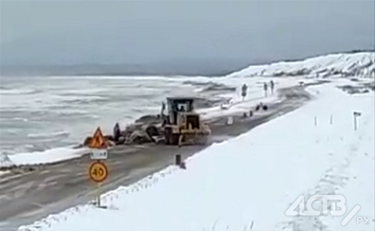 Сахалинец снял двухминутное видео о работах на обрушенной дороге во Взморье