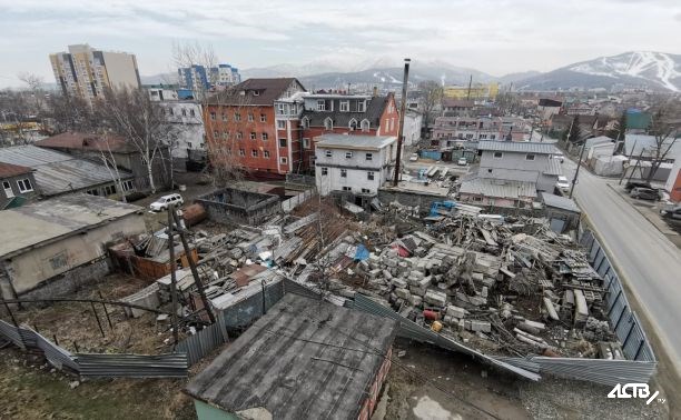 Собственник участка в центре Южно-Сахалинска устроил грандиозную свалку строительного мусора