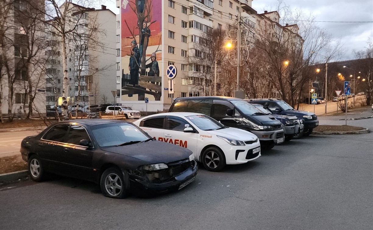 В Южно-Сахалинске неизвестный разбил авто на парковке у сквера и скрылся - его ищут 